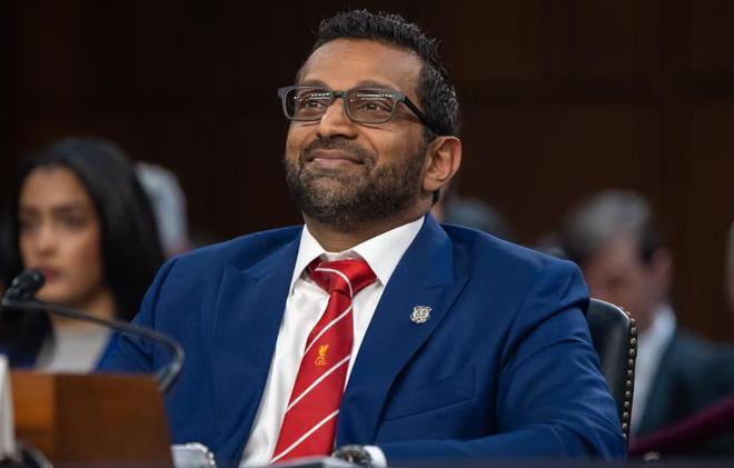 红军球迷美国联邦调查局局长戴着利物浦的领带出席会议