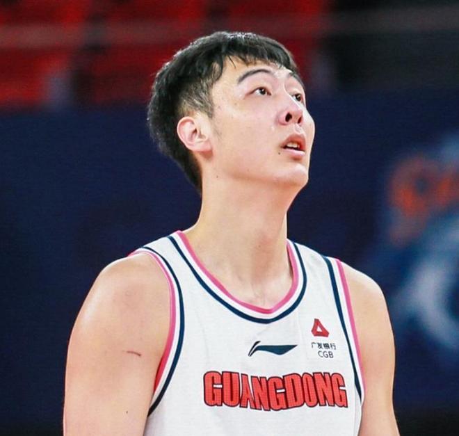 廣東隊(duì)22歲小將開(kāi)始打野球上海隊(duì)盧偉直言張鎮(zhèn)麟要擺正好位置