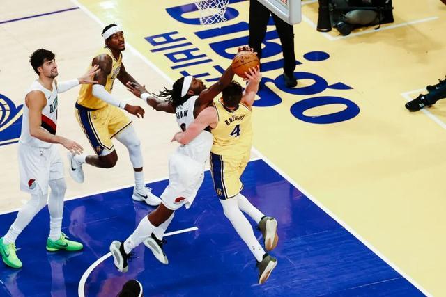 NBA開拓者122108擊敗湖人，楊瀚森1分1板，里夫斯空砍41分