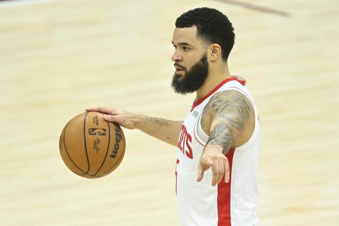 好久不见！范弗里特现身火箭队主场，为队友加油！化身临时指导