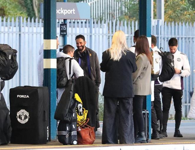 阿莫林告诉曼联想争四冬窗必须买中场！希望续约二老，库尼亚支持