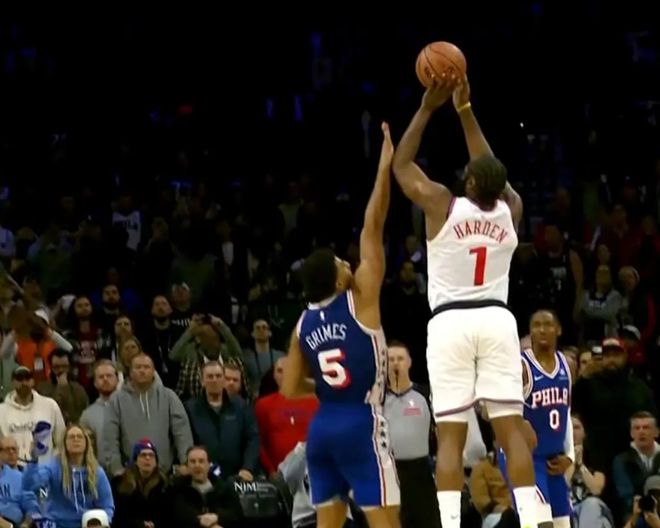 球隊困境還遭黑！哈登絕殺被打手卻被裁判無視，賽后一幕讓人心疼