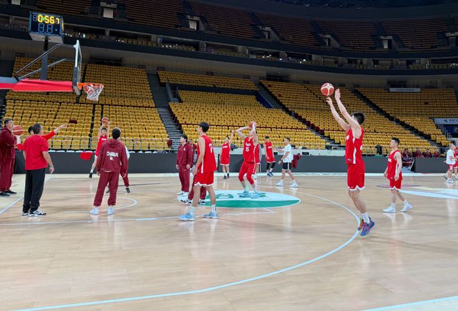 男籃備戰韓國！趙睿帶傷訓練，郭士強低頭思考，王治郅也在！