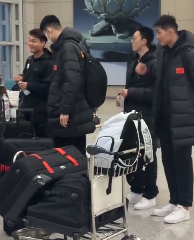 中國男籃抵達(dá)韓國！韓媒分析趙睿大概率出戰(zhàn)：為國家榮譽(yù)帶傷鏖戰(zhàn)