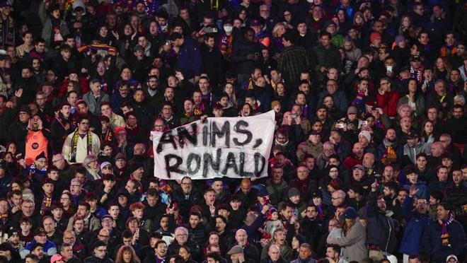 在對(duì)陣馬競(jìng)的比賽中，巴薩球迷打出橫幅表達(dá)對(duì)阿勞霍的支持