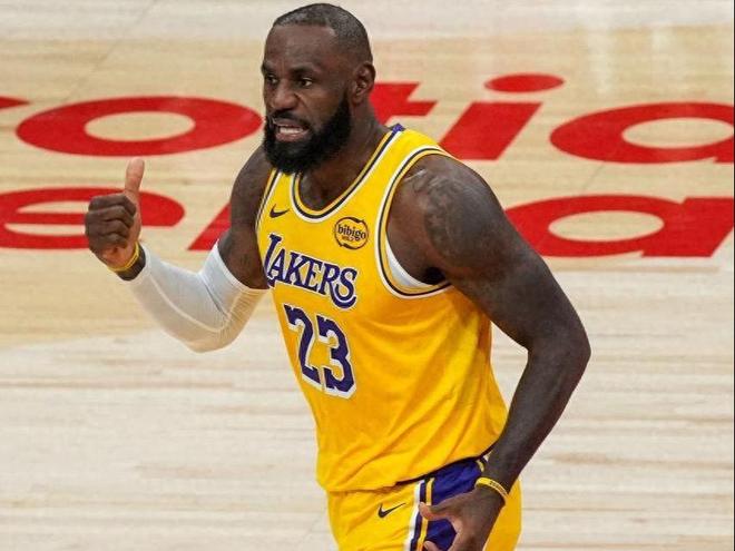 詹姆斯僅僅得到8分，八村塁三分絕殺，湖人123120險勝猛龍