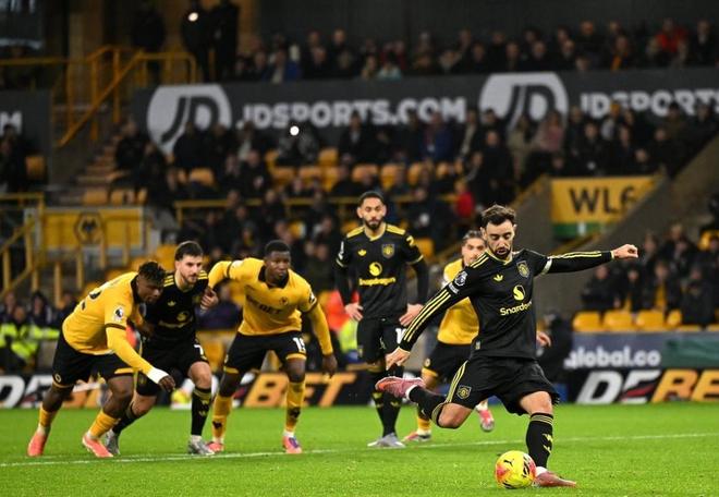 足坛一夜动态：AC米兰大逆转登顶意甲第1，B费创纪录曼联复仇狼队