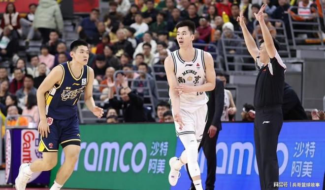 3分險(xiǎn)勝，廣東掀翻浙江隊(duì)！杜鋒振臂高呼，吳前絕殺失敗沮喪離場(chǎng)