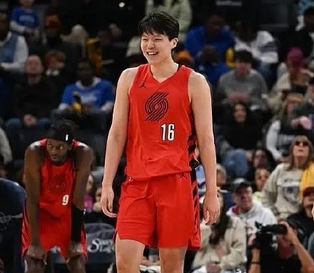 开拓者两个双向球员都打出来了，却不给杨瀚森任何出场机会！