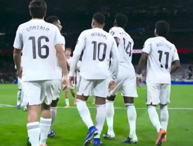 阿隆索过关了！皇马20三连胜，27岁巨星3场进4球，2人扛起全队