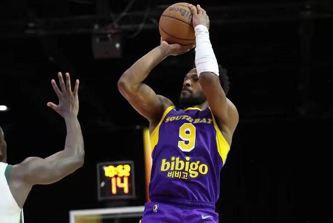 在湖人二隊的表現(xiàn)還不如上賽季，布朗尼的進步幅度有些緩慢