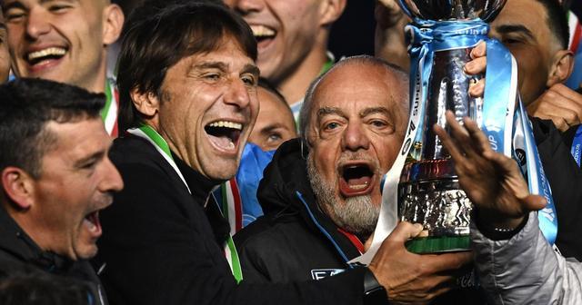 那不勒斯夺冠庆功晚宴邀请歌手一同庆祝，孔蒂现场献唱