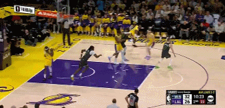 全场飞奔！詹姆斯抢板快下对抗上篮2+1&全场高呼MVP