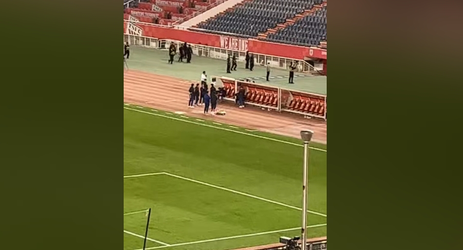 多名博主现场拍到崔康熙赛后仍坐在替补席上，久久不愿离去