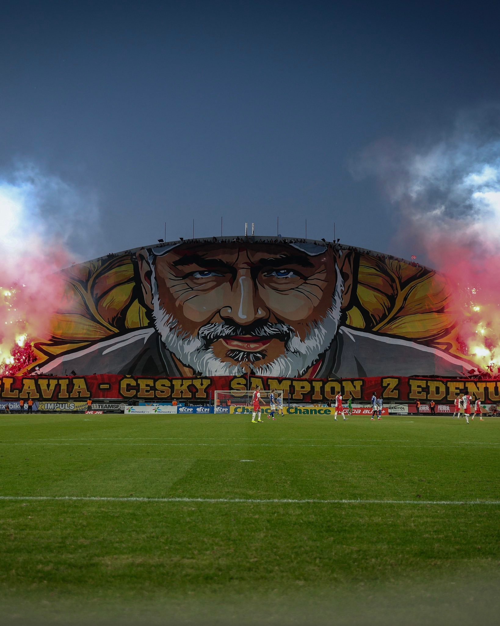 布拉格斯拉维亚为主帅做了个超酷的TIFO