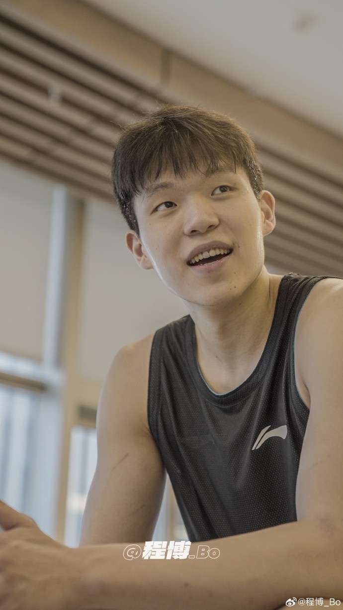 媒体人：休息日瀚森自己在公寓体能房保持状态明早正式开启集训