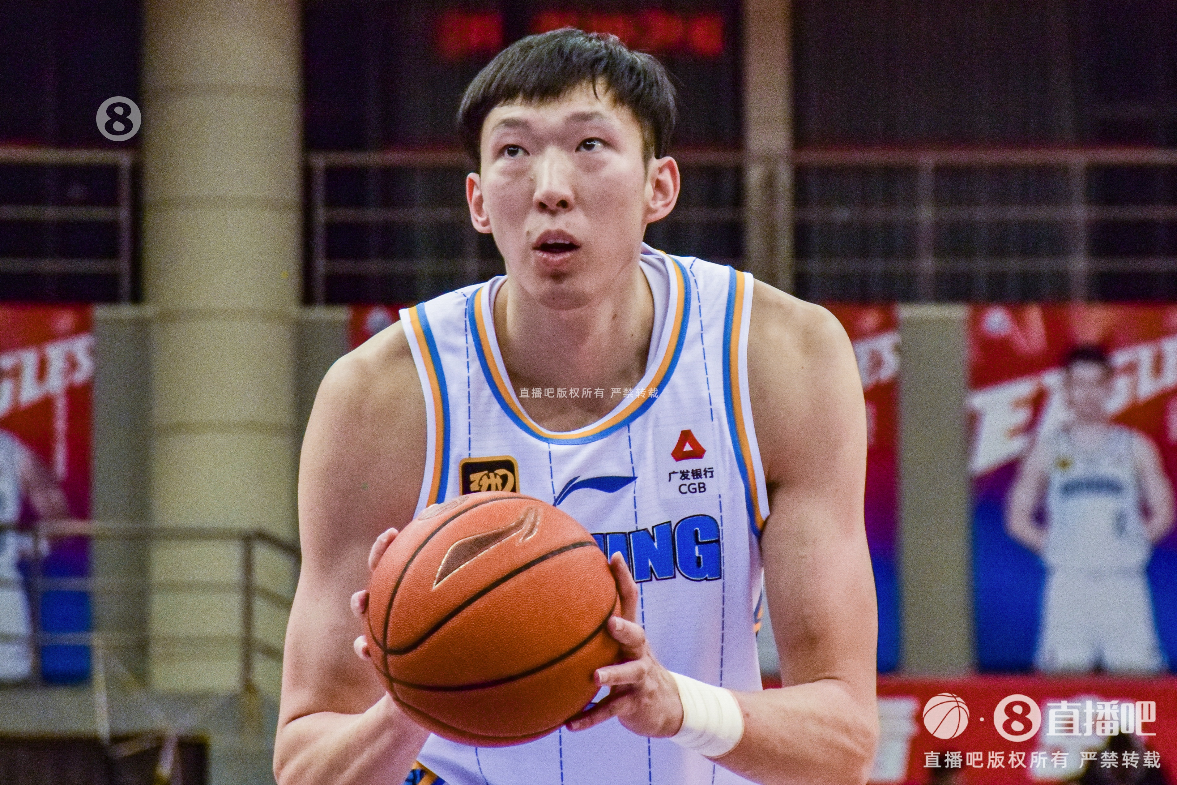 付政浩：周琦一柱擎天广厦在中锋位置上没有足够身高来匹配他